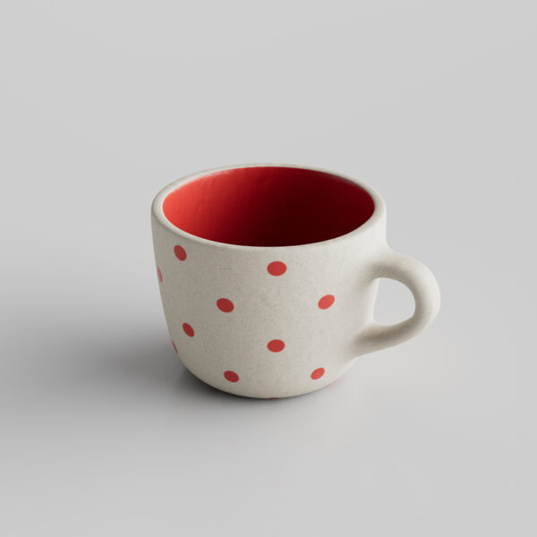 tasse blanche à pois rouges